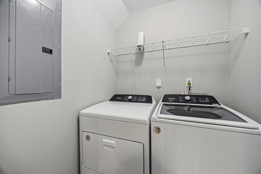 Building Photo - 2455 Lynn Iris Dr