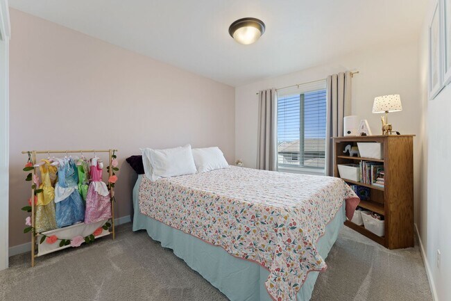 Building Photo - Pahlisch Townhome