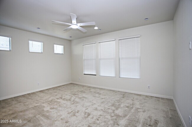 Building Photo - 977 W Finch Dr
