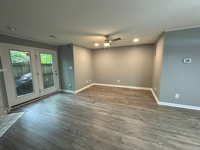 Building Photo - *MOVE IN SPECIAL* Adorable 3 Bedroom, 2 1/...