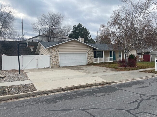 Building Photo - 1442 E Sandy Hills Dr