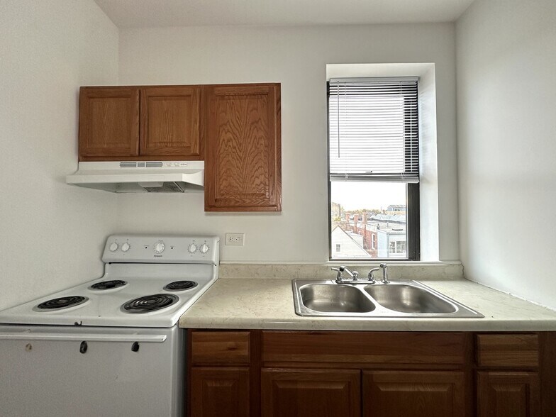 Building Photo - 3627 W Dickens Ave