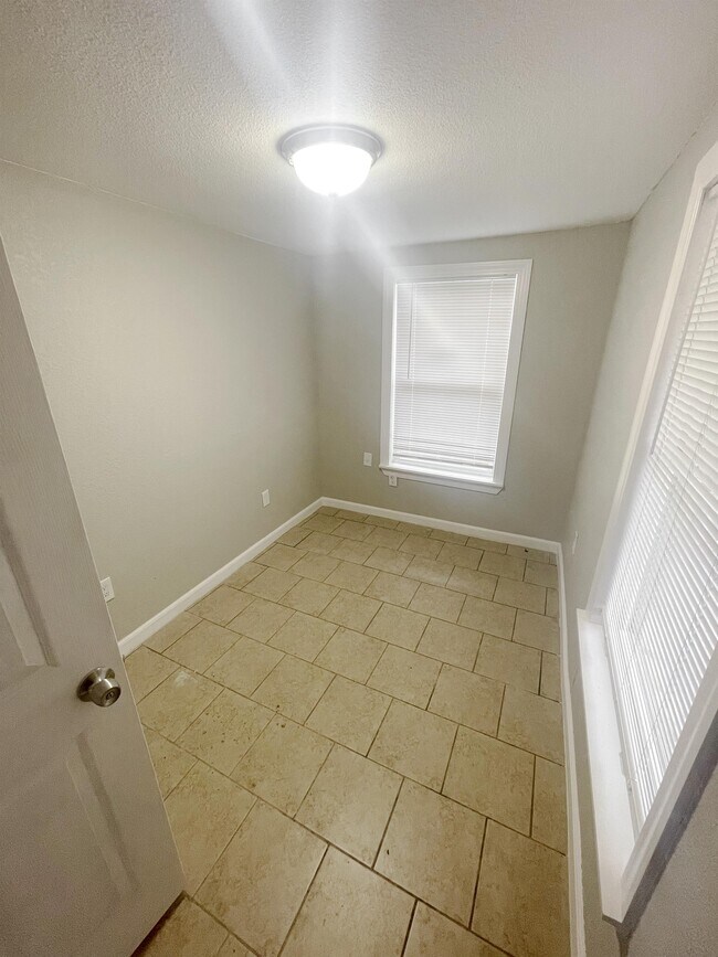 Building Photo - 125 Glenwood Ct
