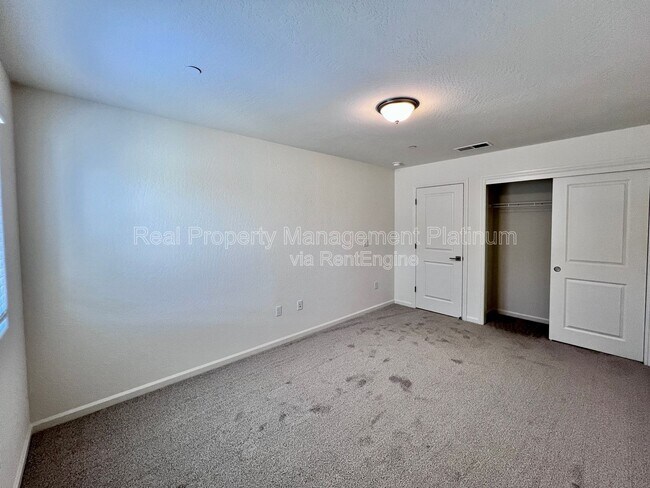Building Photo - 6596 E Cresthaven Dr