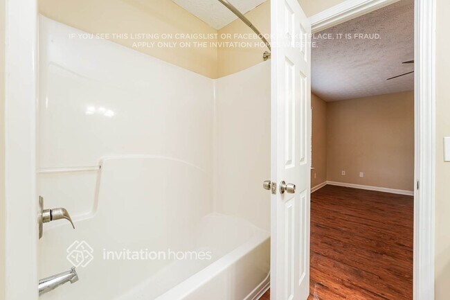 Building Photo - 6827 Summit View Dr