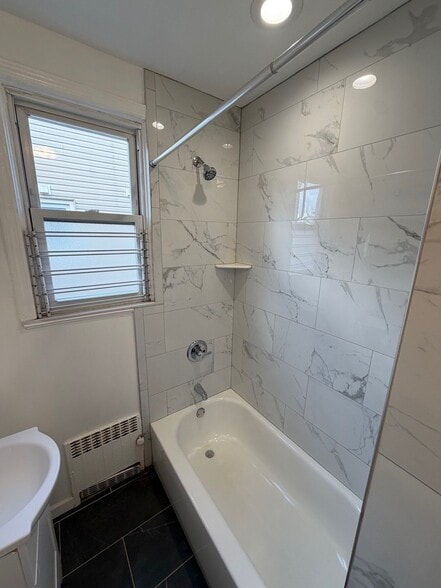 Building Photo - 1576 Leslie St