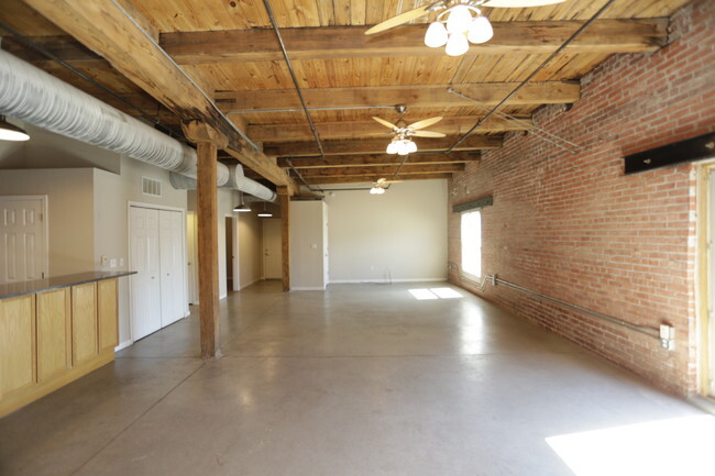 2BR, 2BA - 1300 SF - Lofts at 415