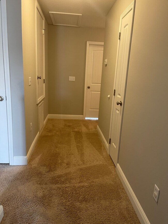 Building Photo - *** MOVE IN SPECIAL! Half OFF 1st Month's Rent!