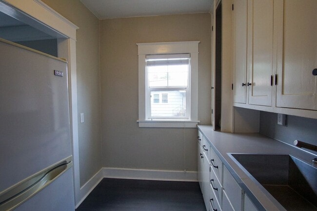 Building Photo - Enjoy Modern Convenience w/Vintage Charm + Complimentary Laundry!