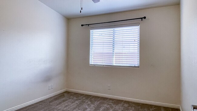 Building Photo - 4 Bedroom Treasure Valley Home Near Crimson High School