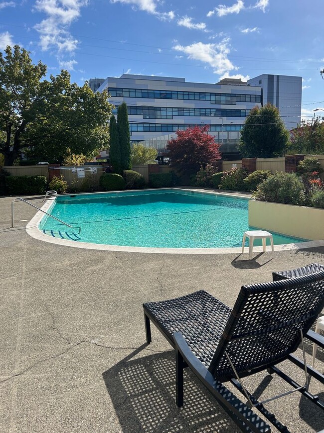 Building Photo - Fantastic 2 Bed 2 Bath Condo in the U Dist...