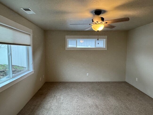 Building Photo - 3 BEDROOM/ 2 BATH HOME WITH OPEN LAYOUT AND SCENIC SETTING