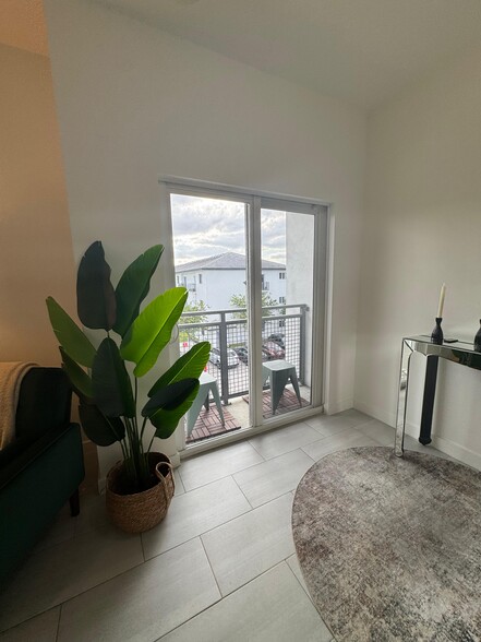 Building Photo - 520 W 79th St