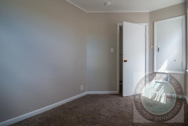 Building Photo - Charming 3+ Bedroom / 2 Bathroom Home | Ne...