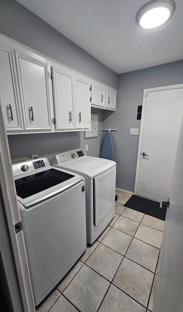 Building Photo - Fully furnished 4-bed, 2.5-bath