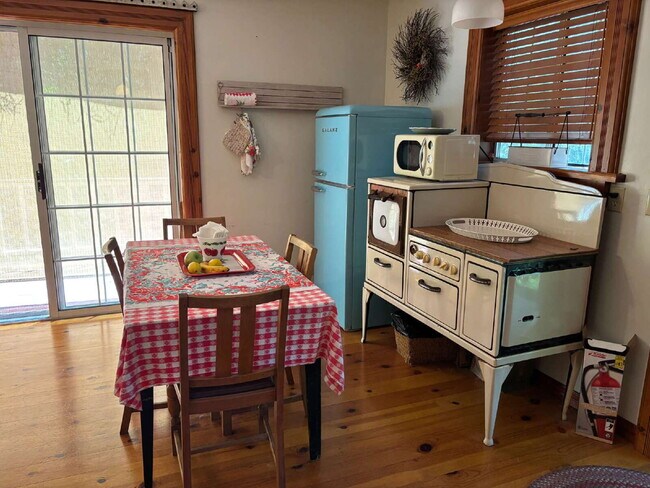 Building Photo - Unique fully furnished 1-2 bedroom property secluded on Newtown Road ten minutes from Placerville!