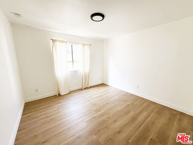 Building Photo - 5440 Carlton Way