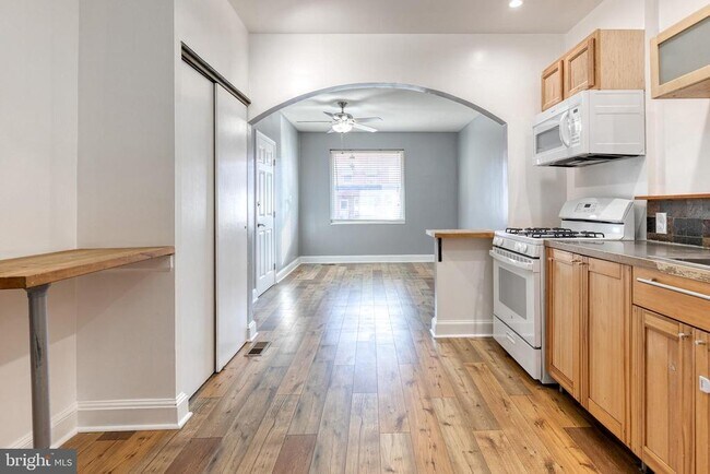 Building Photo - 422 Folcroft St