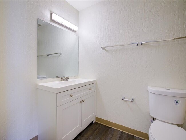 Building Photo - 2 Bedroom, 2 Bathroom with Community Pool!