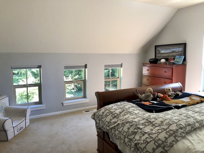 Building Photo - Gorgeous Bainbridge Estate available now.....