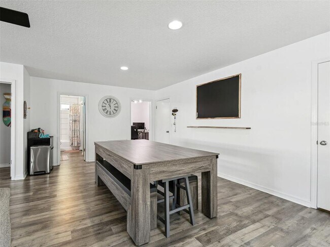 Building Photo - 6241 Bayside Dr