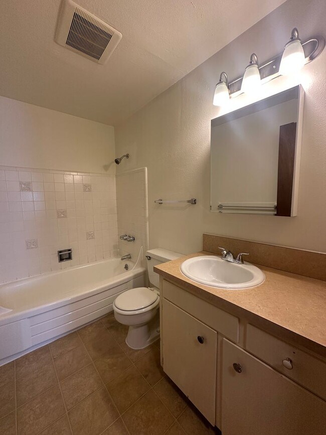 Building Photo - Two Bedroom Apartment Close to Willamette ...