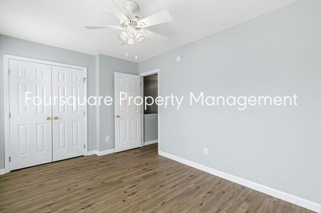 Building Photo - Townhome | Screened Back Porch | Back Pati...