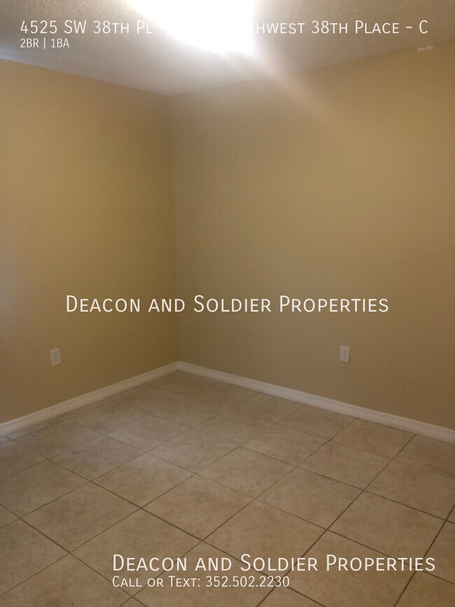 Building Photo - 4525 SW 38th Pl