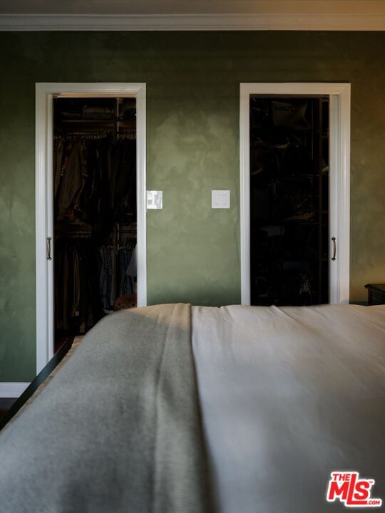 Building Photo - 1219 Sunset Plaza Dr Dr