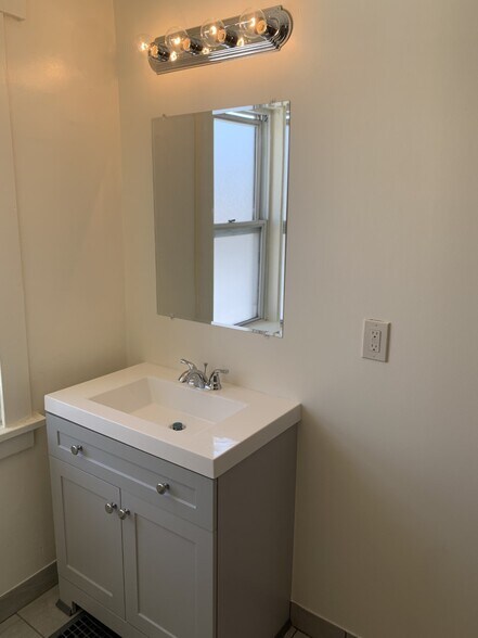 Building Photo - 1653 Chislett St