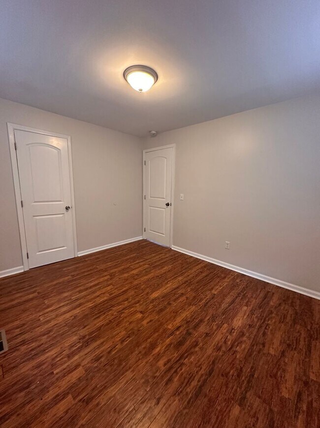 Building Photo - Cozy 2 Bed/1 Bath Single Family Home in Ea...