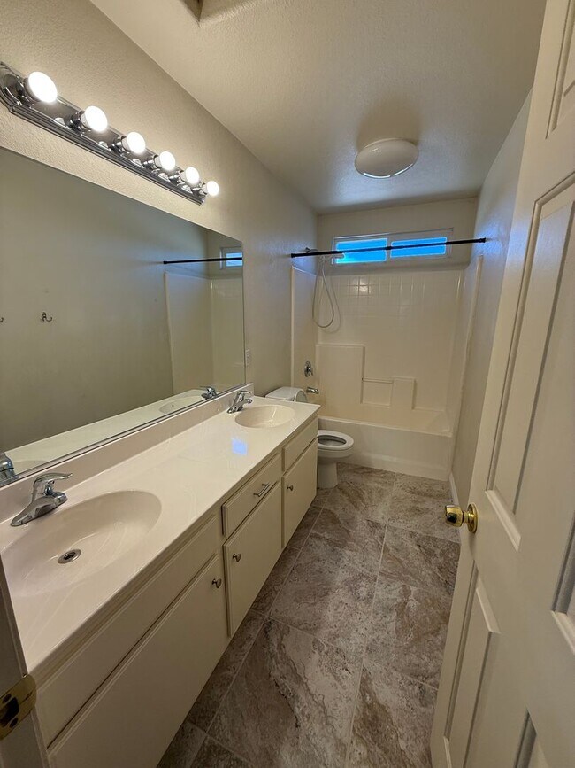Building Photo - Beautiful Home In Apple Valley Vineyards-4...