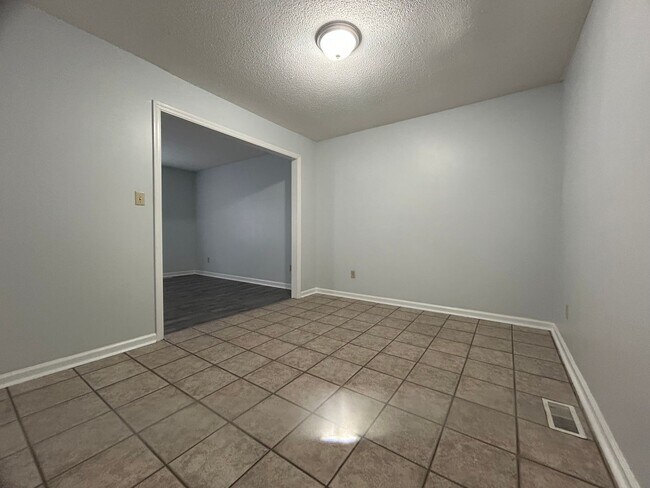 Building Photo - Spacious 3 bed 5 bath condo located in the...