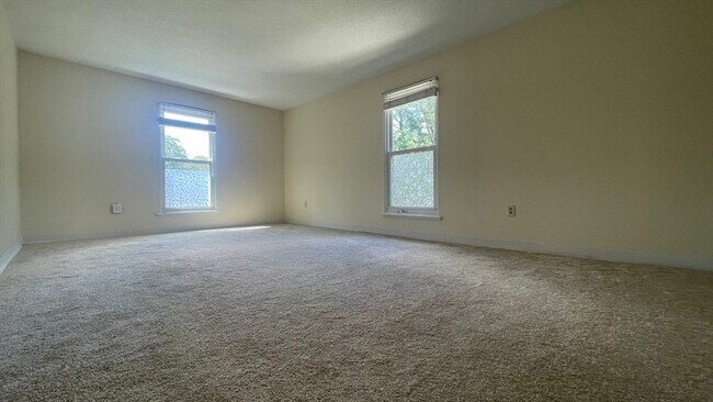 Building Photo - 3 Shadowbrook Ln