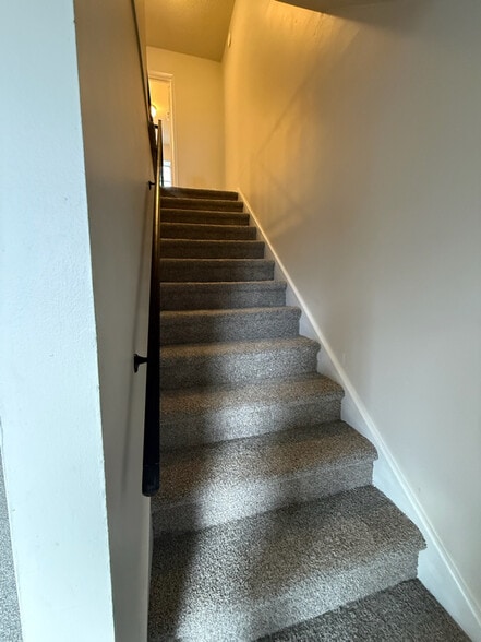 Building Photo - 35 Broadway Gardens