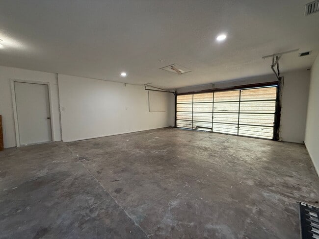 Building Photo - Newly Renovated Deltona Lakes Home!