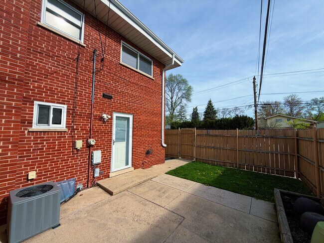 Building Photo - 140 E Northwest Hwy