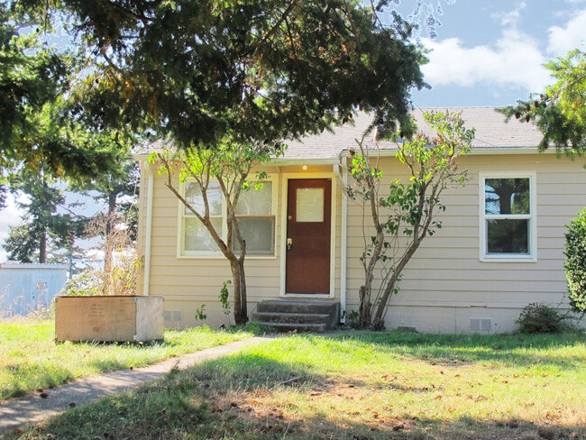 Primary Photo - ***PENDING APPLICATION***2 Bed/1 Bath Char...