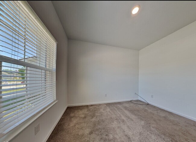 Building Photo - 2018 Maplewood Ln
