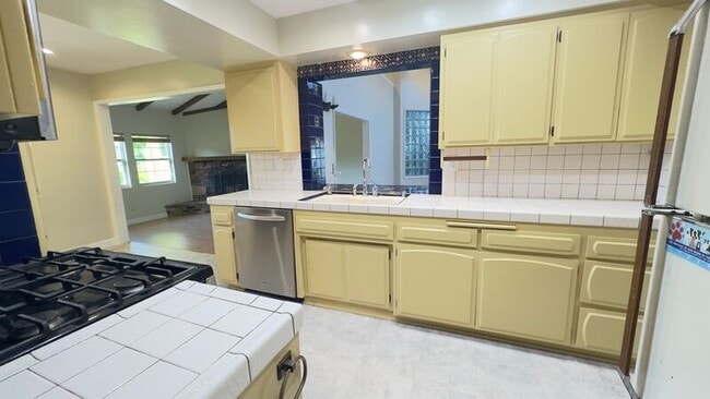 Building Photo - 403 S Lupin Ln
