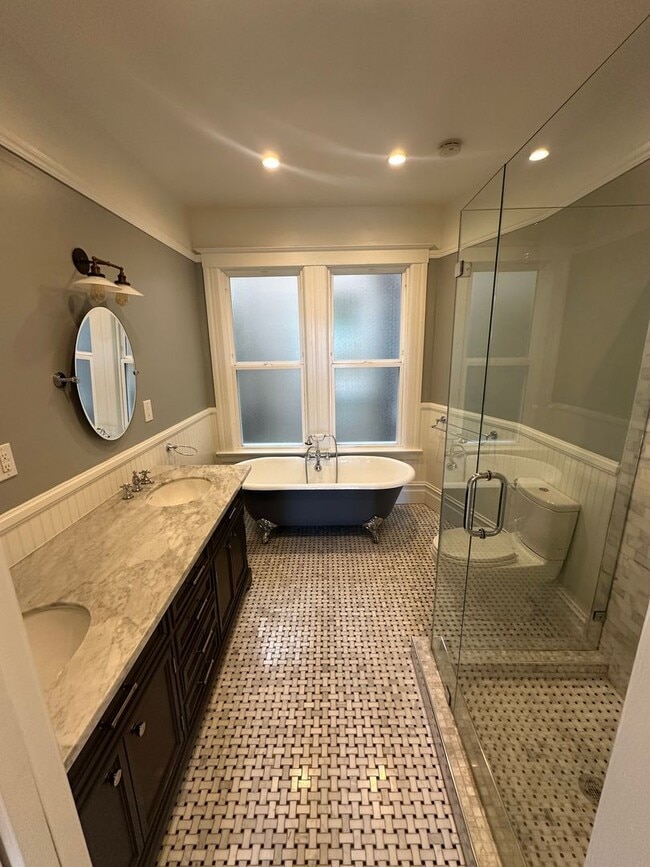 Building Photo - 817-821 Oak Street (7057r)