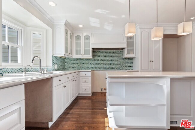 Building Photo - 360 Alma Real Dr