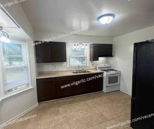 Building Photo - For Rent - 3 Bedroom, 1 Bathroom Home