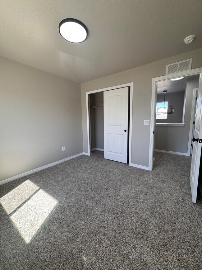 Building Photo - 10885 Matta Dr