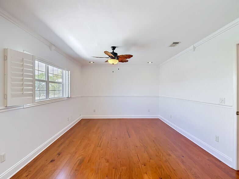 Building Photo - 8733 Bay Pointe Dr