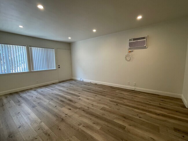 1 bed/ 1 bath - Unit #5 - 1417 Holt Apartments