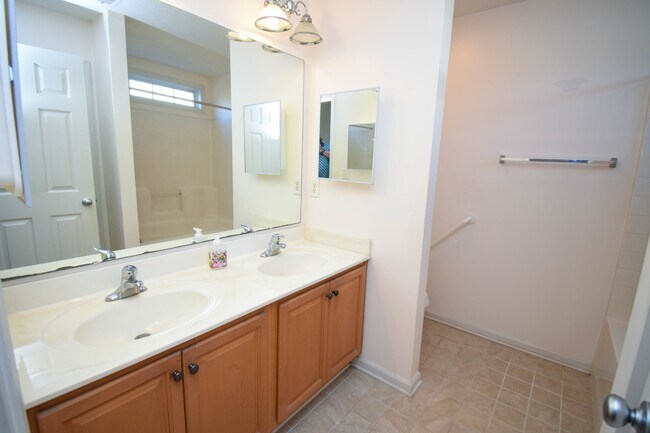 Building Photo - 717 W Perry Rd