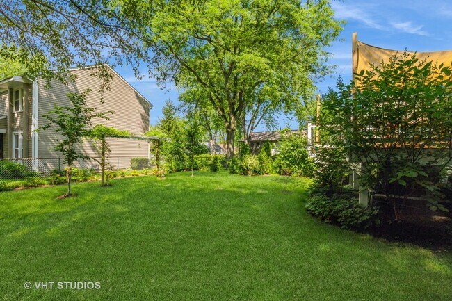 Building Photo - 15 Deerpath Dr
