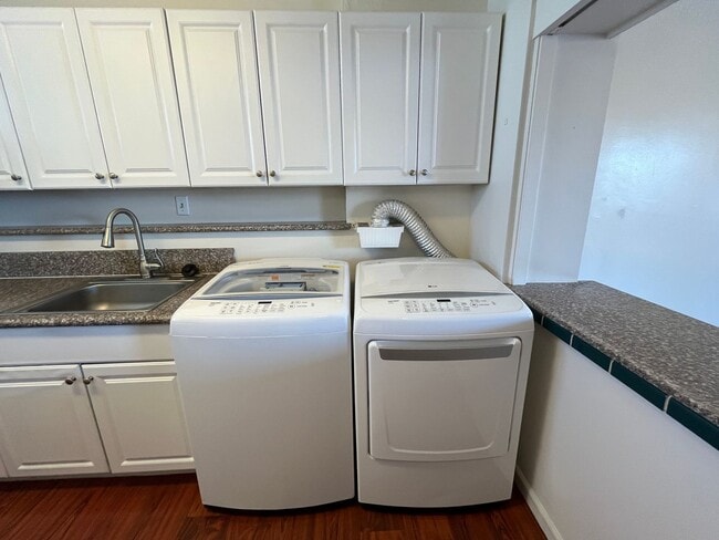 Building Photo - Woodrose (Honolulu) - Basic cable/electricity included!! 2 bedroom, 1.5 bathroom, 1 parking