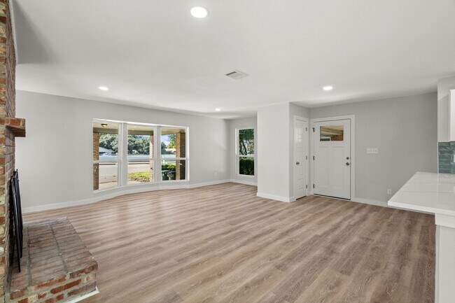 Building Photo - SW Loop 820 - 4304/4306 *Lease Up Only*